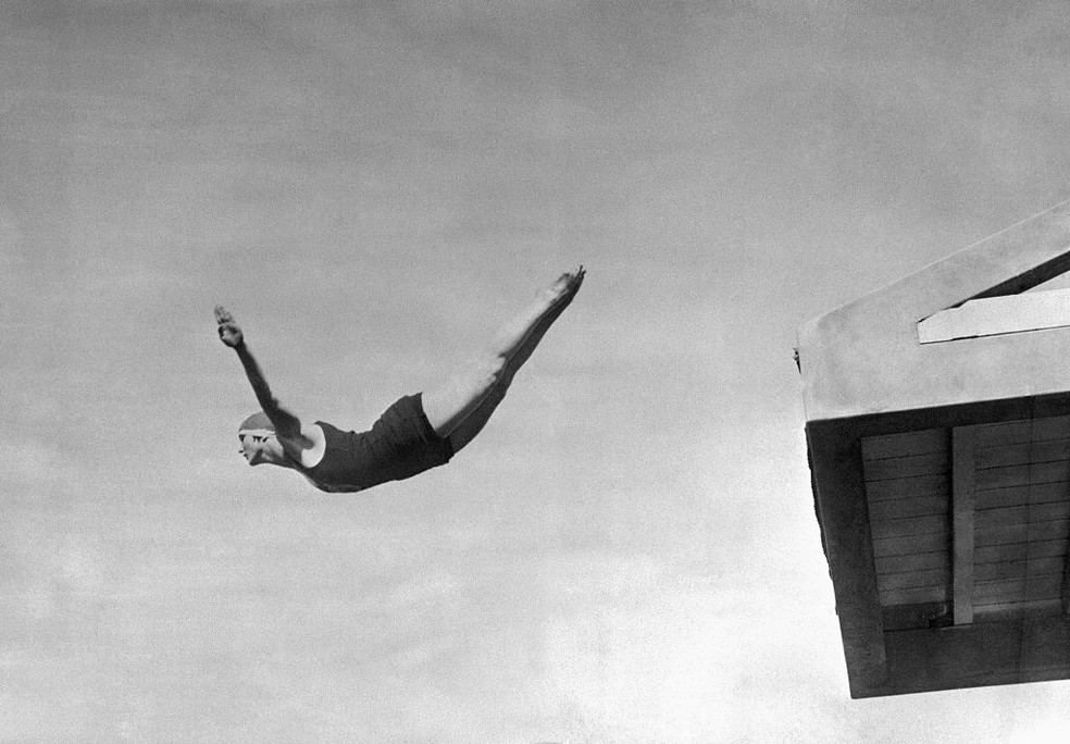 Elizabeth Becker compete nos saltos ornamentais em Paris 1924 — Foto: Bettmann /Getty Images
