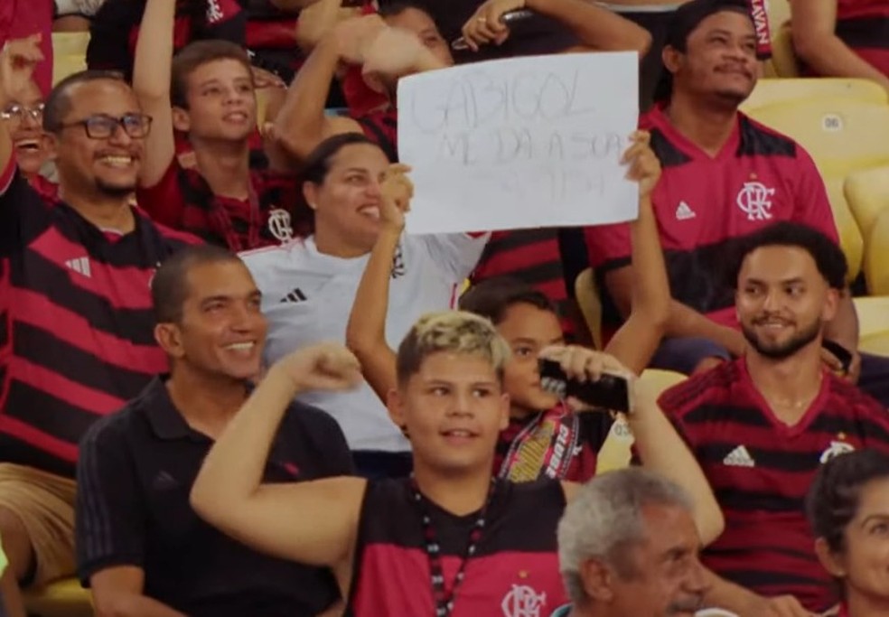 Gabigol foi muito homenageado na arquibancada — Foto: Reprodução/FLA TV