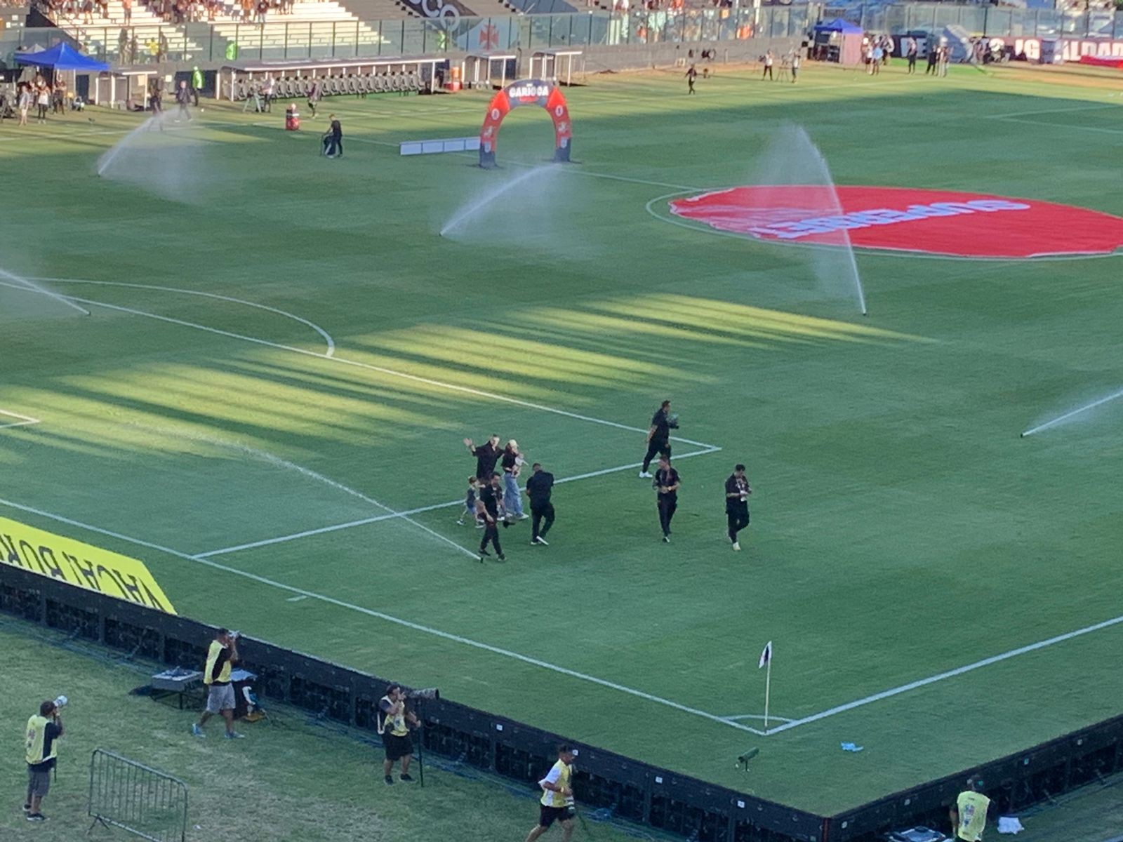 Vegetti chora ao se despedir da torcida do Vasco em São Januário