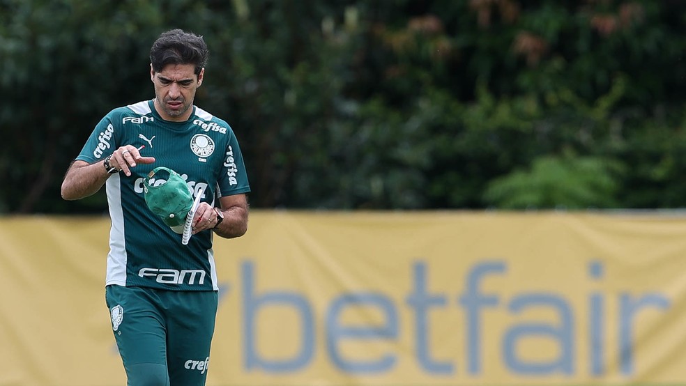 Palmeiras, de Abel Ferreira, arrasa Água Santa e é campeão