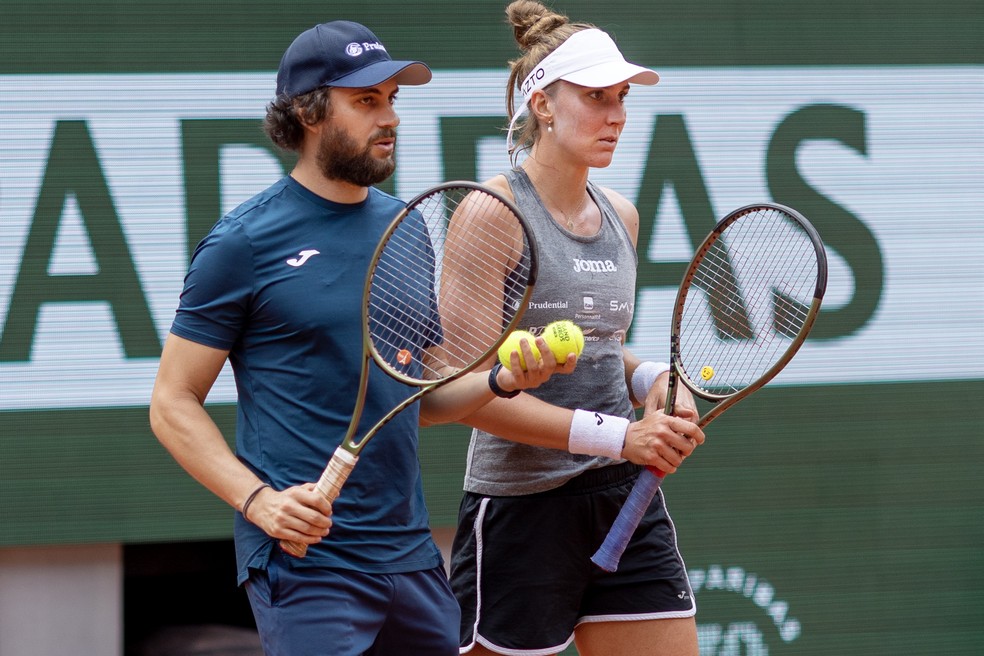 Beatriz Haddad Maia, do Brasil, com o técnico Rafael Paciaroni na quadra Philippe Chatrier, em Roland Garros, em 22 de maio de 2023, em Paris — Foto: Tim Clayton/Corbis via Getty Images