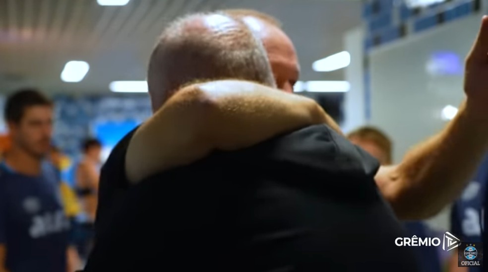 Abraço entre Mano Menezes e Felipão — Foto: Grêmio TV/Reprodução