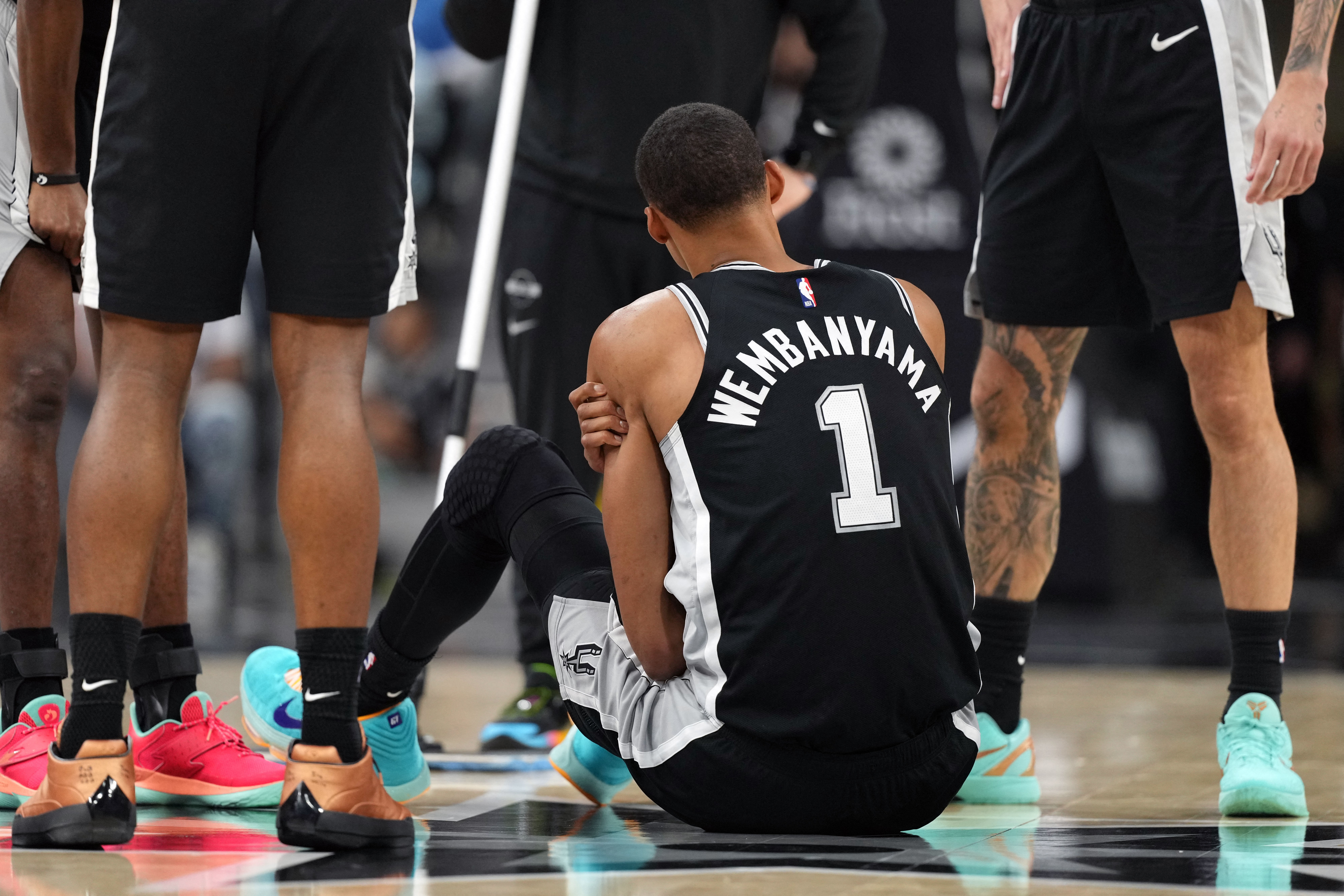 Wembanyama sofre lesão na costela e deixa jogo dos Spurs antes do fim do 1º tempo