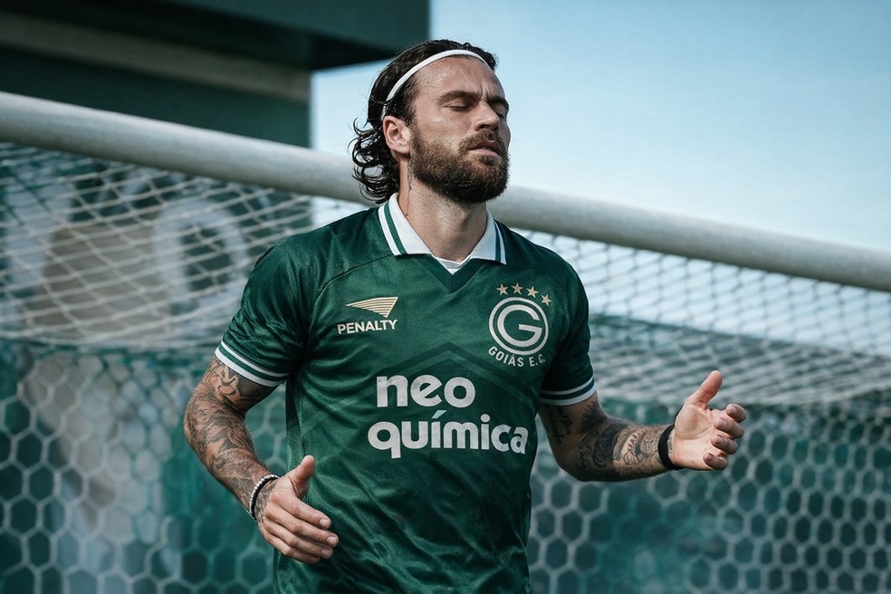 Lucas Lima com uniforme do Goiás de 1999 em montagem feita por IA — Foto: Montagem IA