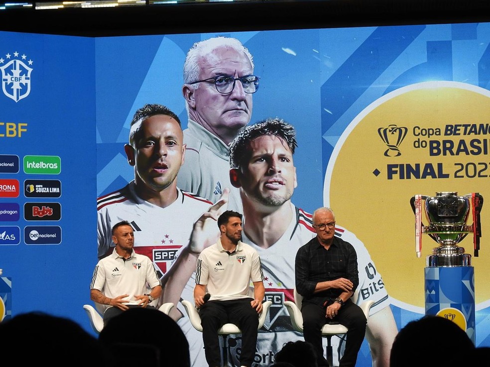 Rafinha, Calleri e Dorival Júnior no sorteio do mando de campo da final da Copa do Brasil — Foto: Fred Gomes