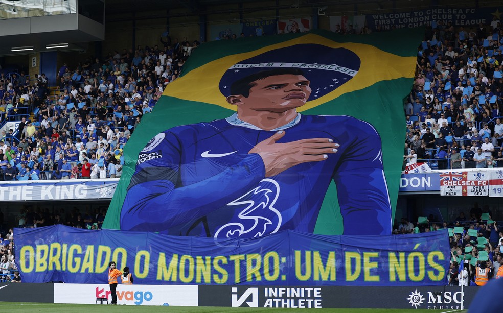 Torcida do Chelsea faz homenagem para Thiago Silva em último jogo do zagueiro no clube — Foto: John Sibley/Reuters