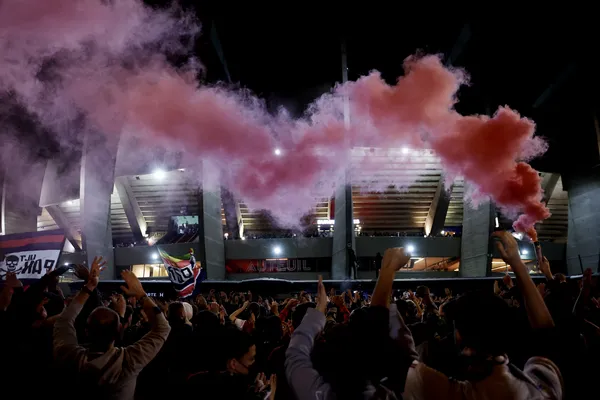 Jogo do time feminino do PSG é interrompido por fogos de artifício