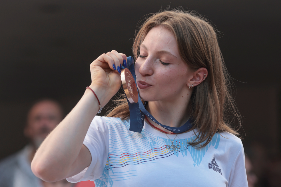 Ginasta romena Ana Barbosu recebe medalha de bronze após decisão do CAS — Foto: Reuters