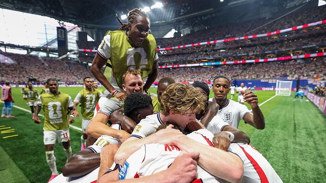 Jogadores da Inglaterra comemoram gol de Harry Kane
