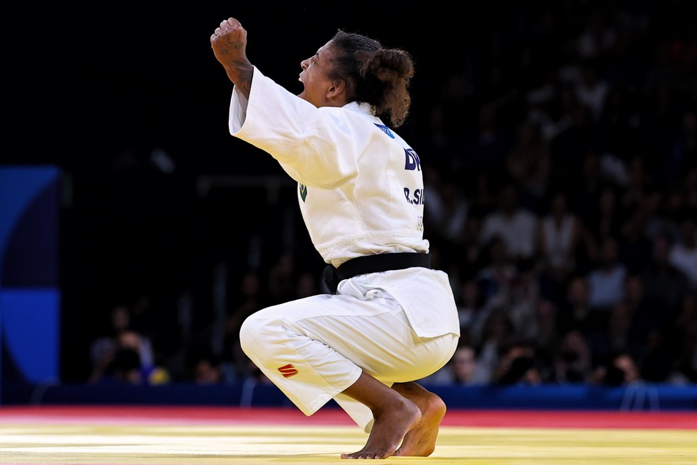 Rafaela Silva vibra com vitória em luta que decidiu medalha de bronze para a equipe brasileira de judô nos Jogos Olímpicos de Paris 2024 — Foto: Miriam Jeske/COB