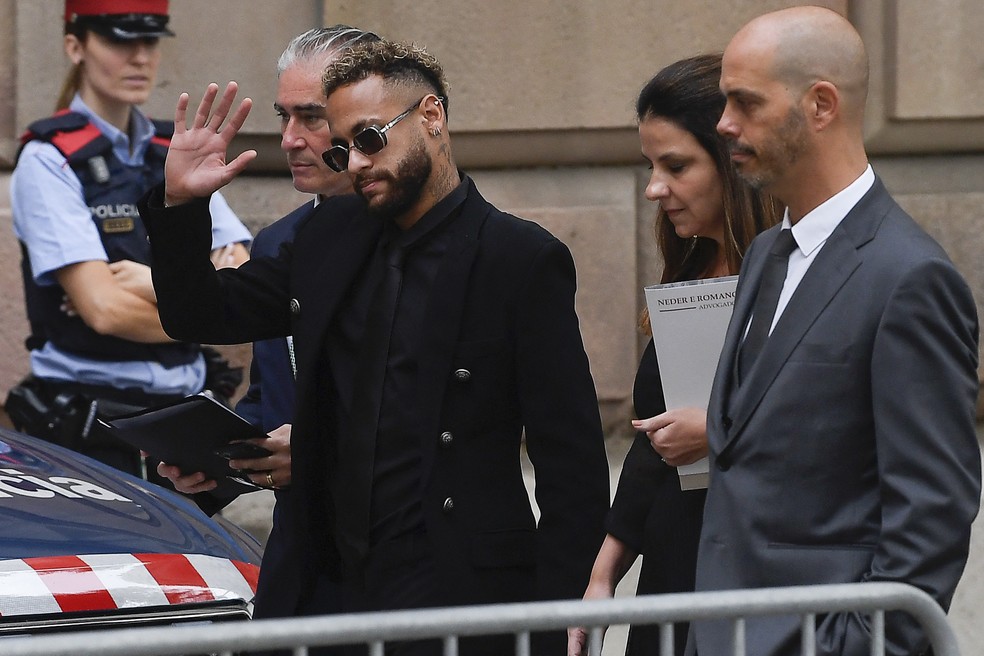 Neymar será julgado a partir desta segunda por transferência do Santos ao  Barcelona em 2013 | futebol internacional | ge