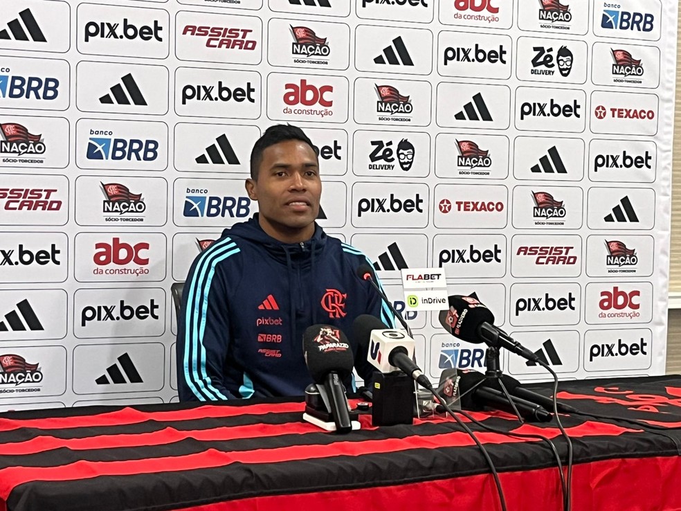 Alex Sandro concede entrevista durante pré-temporada do Flamengo nos EUA — Foto: Emanuelle Ribeiro
