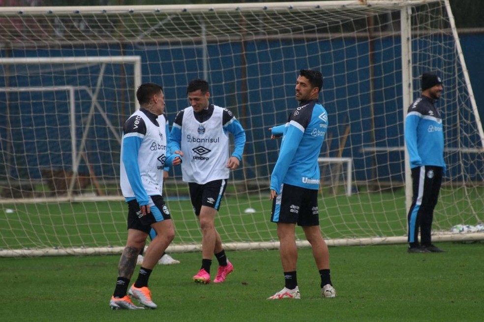 Iturbe, Besozzi e Suárez em treino do Grêmio — Foto: Gabriel Girardon