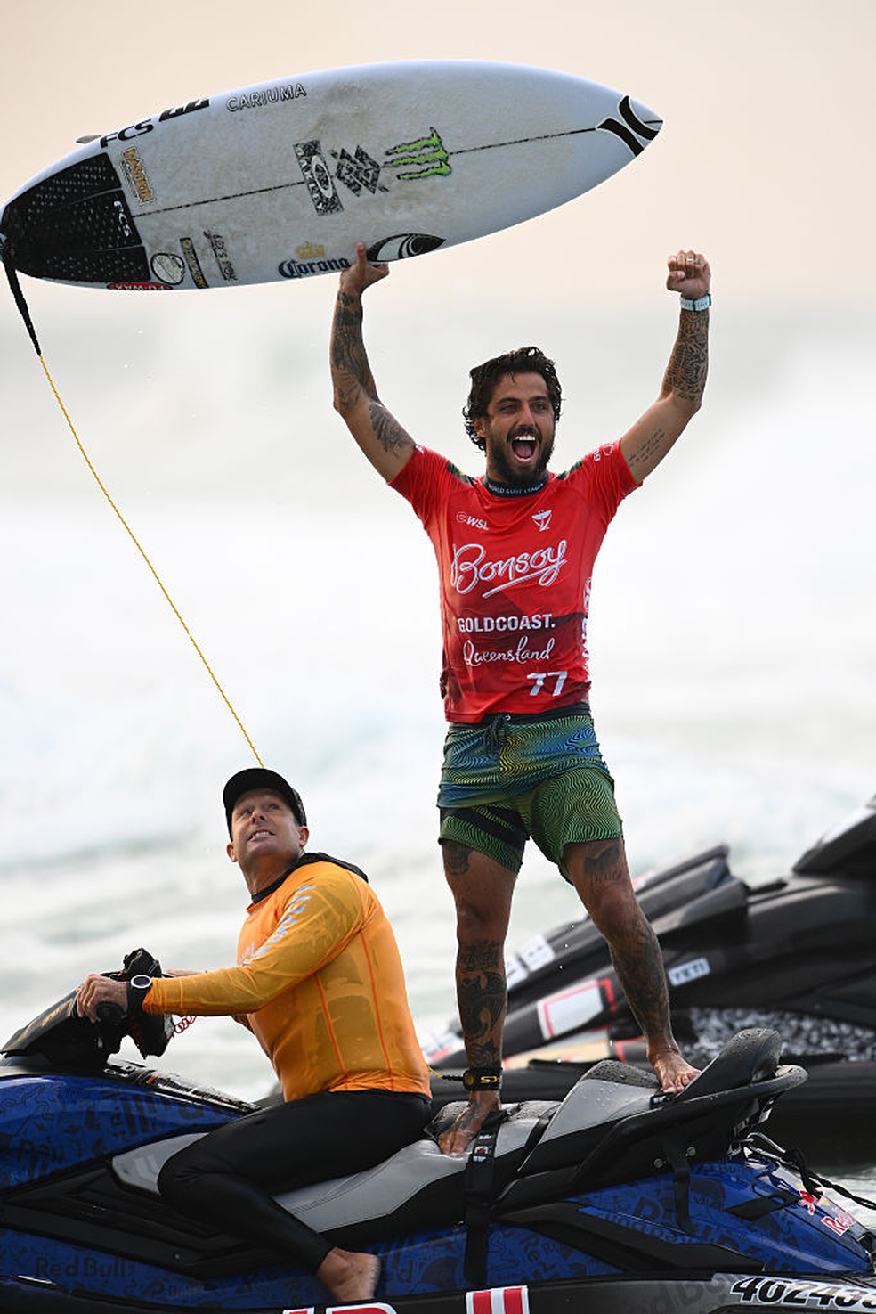 Filipe Toledo comemora vit&oacute;ria em Gold Coast &mdash; Foto: Getty Images