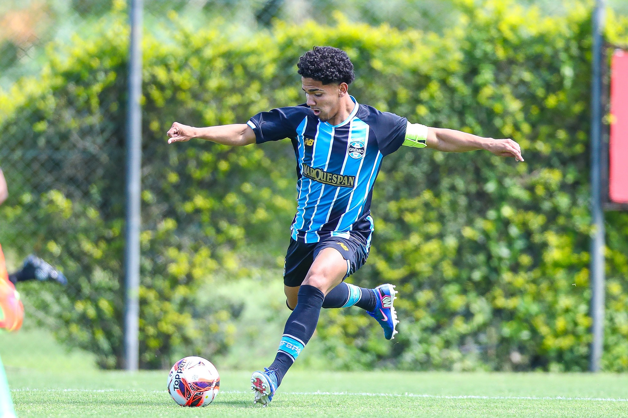 Autor de gol em Gre-Nal da base, meia é chamado pela primeira vez no profissional do Grêmio