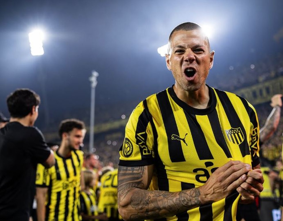 Leonardo Coelho disputava a Libertadores pelo Peñarol e agora é o novo reforço do Amazonas. — Foto: Arquivo Pessoal