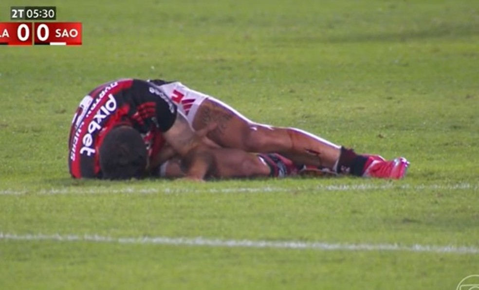 Ayrton Lucas sofreu corte na perna em Flamengo x So Paulo  Foto: Reproduo
