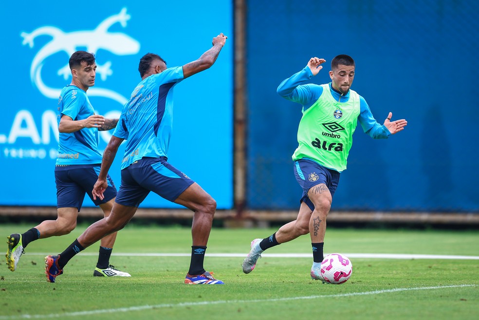 Cristaldo e Cristian Olivera em treino do Grêmio
