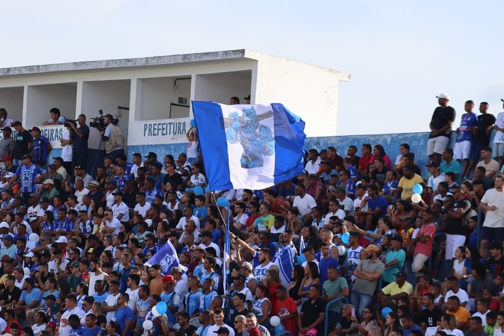 Torcida do Oeirense, estádio Gerson Campos, em Oeiras — Foto: Oeirense