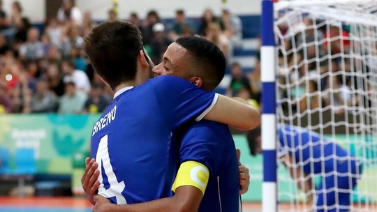 Brasil goleia Ilhas Salomão e encara a anfitriã Argentina na semifinal do futsal