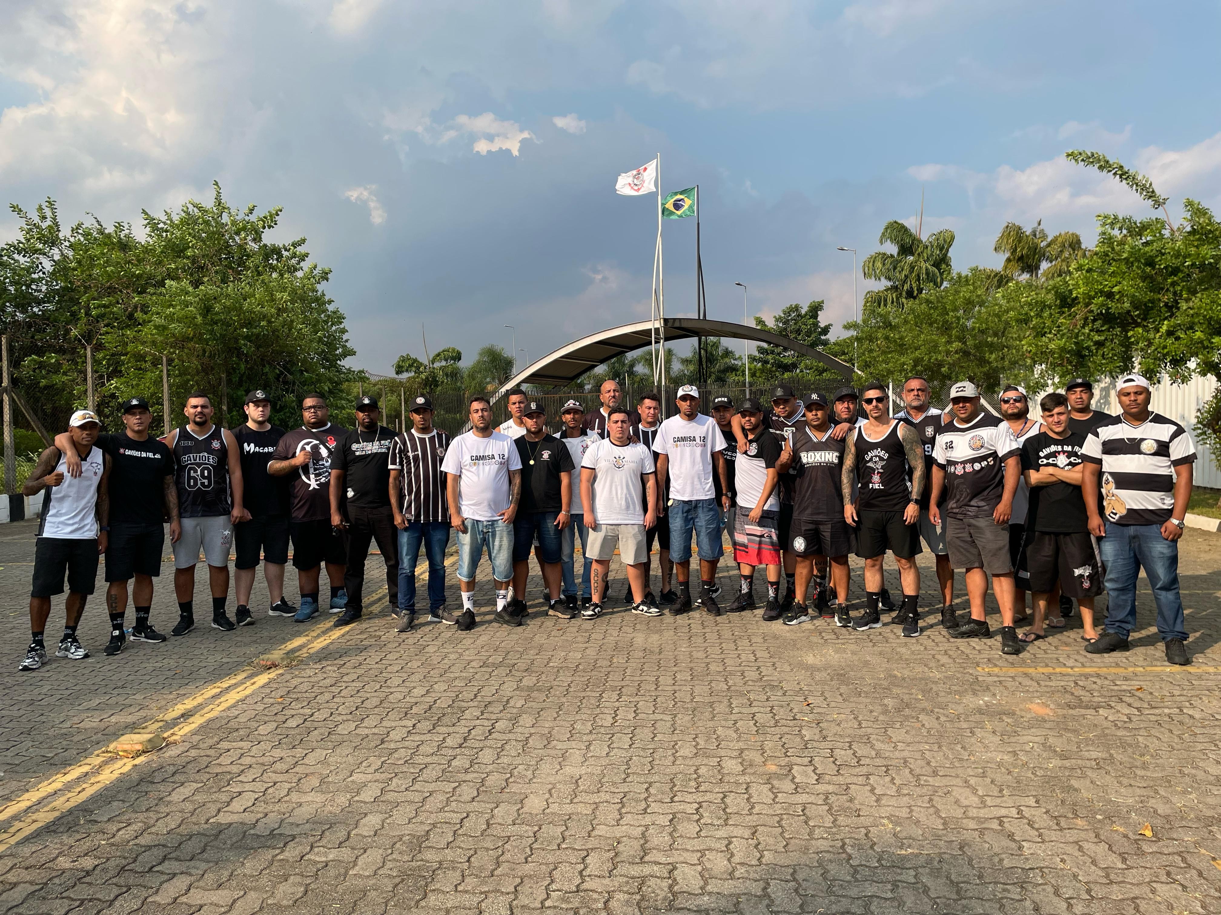 Reunião do elenco corintiano com torcedores organizados gera cobranças antes da semi.