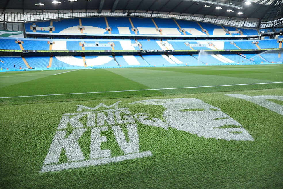 Manchester City homenageia Kevin de Bruyne em jogo de despedida em casa — Foto: Simon Stacpoole/Offside/Offside via Getty Images