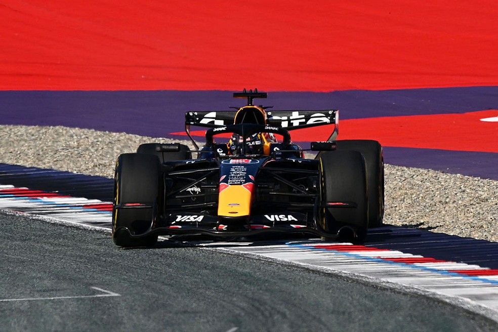 Max Verstappen nos treinos livres do GP da Áustria da F1 em 2026 — Foto: Mark Sutton - Formula 1/Formula 1 via Getty Images
