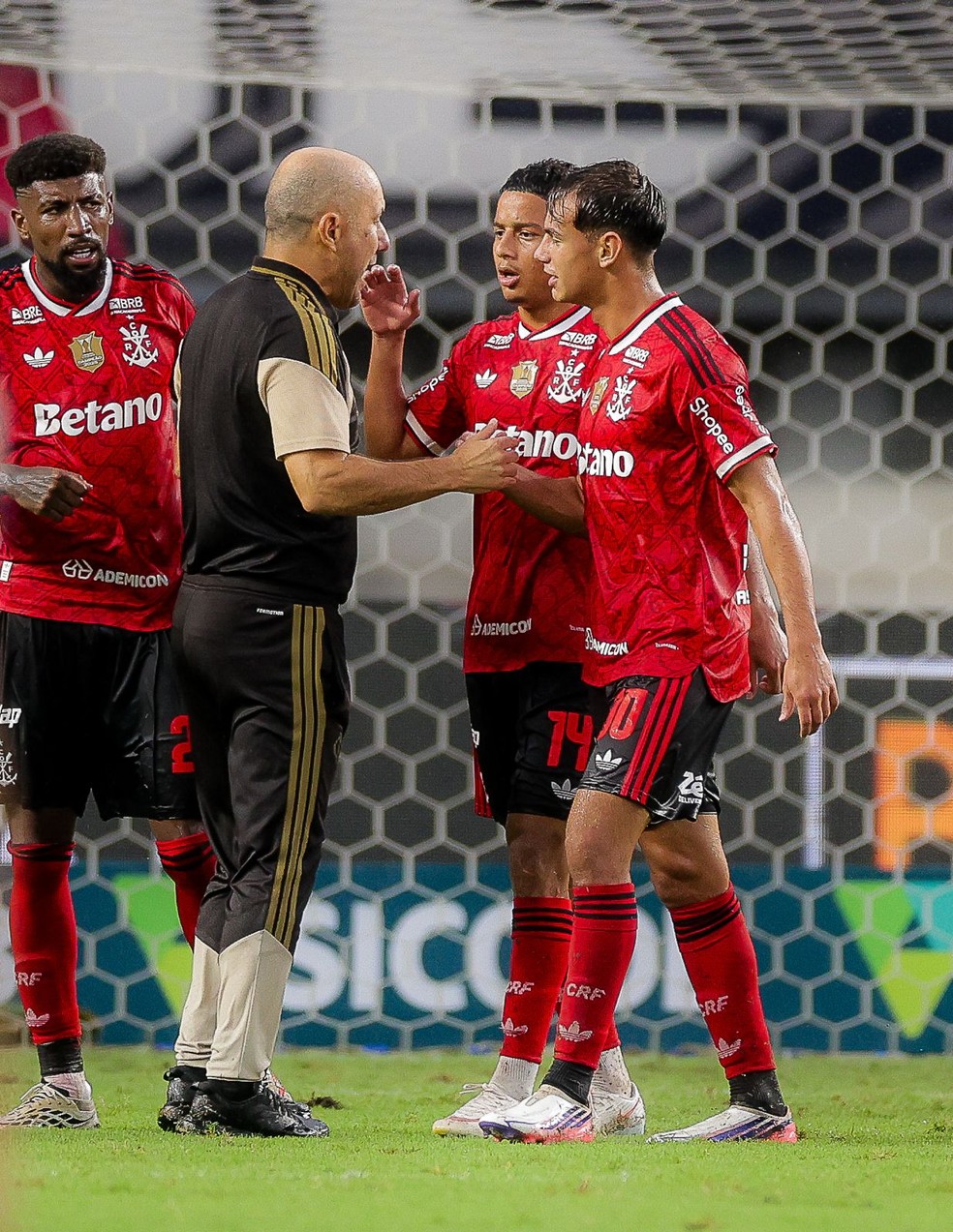 Leonardo Jardim conversa com os estreantes Freitas e Valencia no Flamengo � Foto: Gilvan de Souza / Flamengo