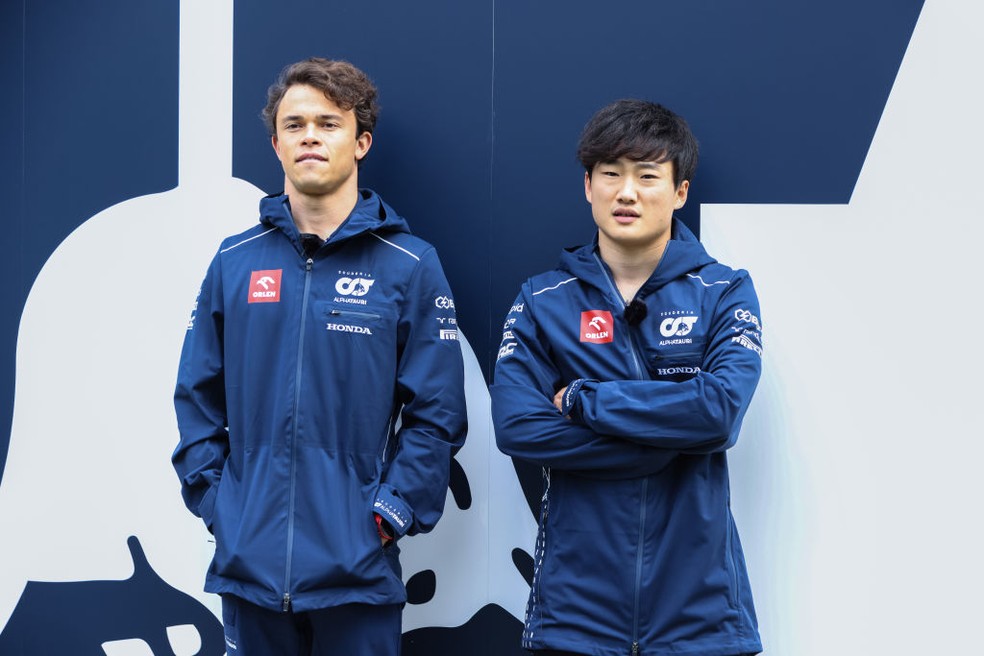 Nyck de Vries e Yuki Tsunoda, dupla da AlphaTauri na F1 em 2023 &mdash; Foto: George Hitchens/SOPA Images/LightRocket via Getty Images