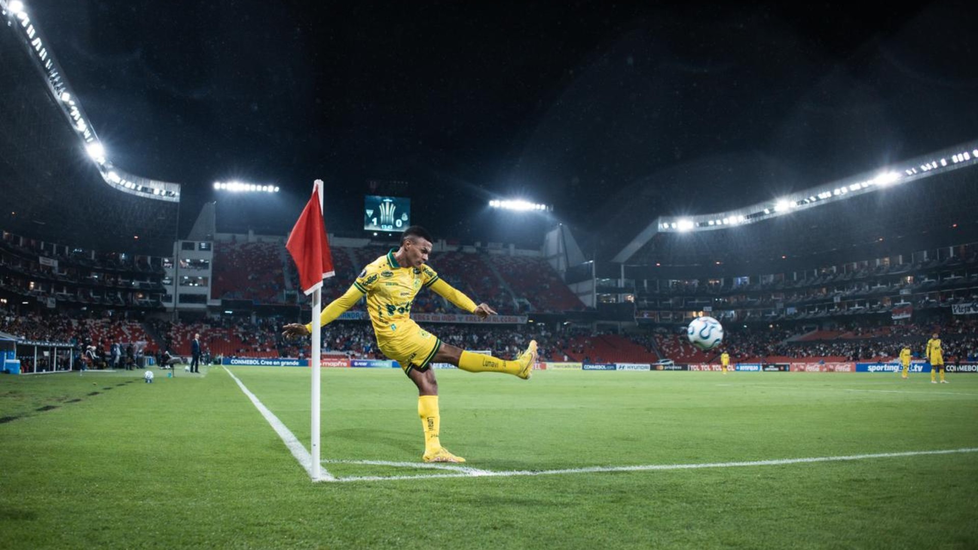 Negueba volta de muletas após entrada violenta na Libertadores e vira dúvida no Mirassol