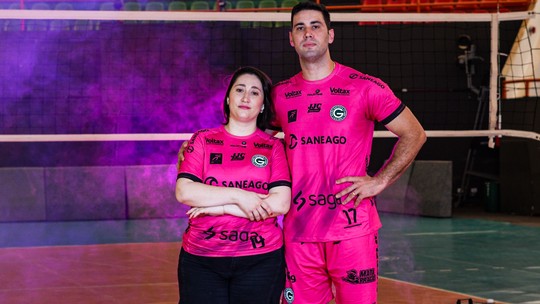 Irmã de capitão estrela Outubro Rosa do Goiás após vencer câncer