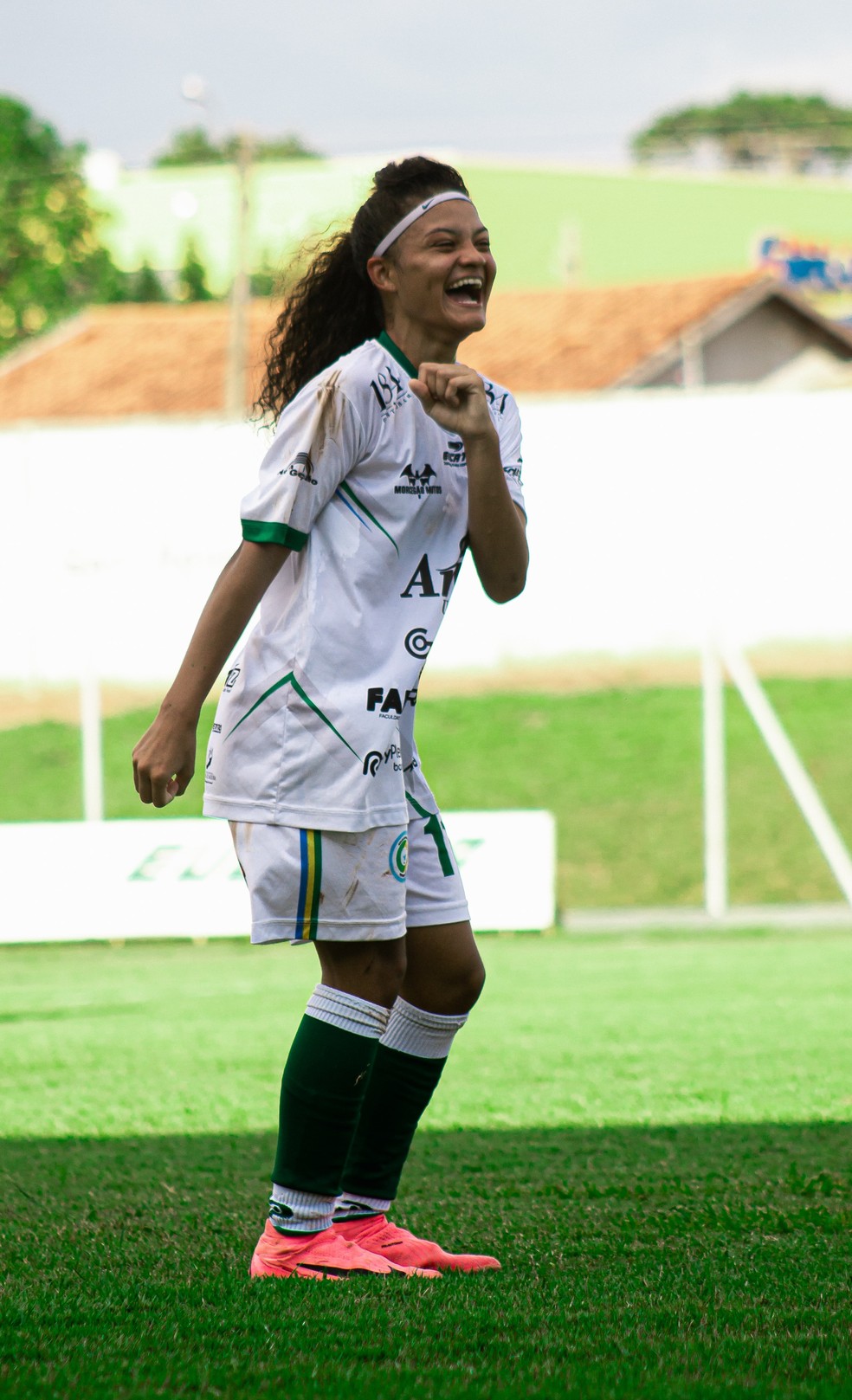 Atleta comemora com sorriso gol contra o VEC — Foto: Geizi Guaresi