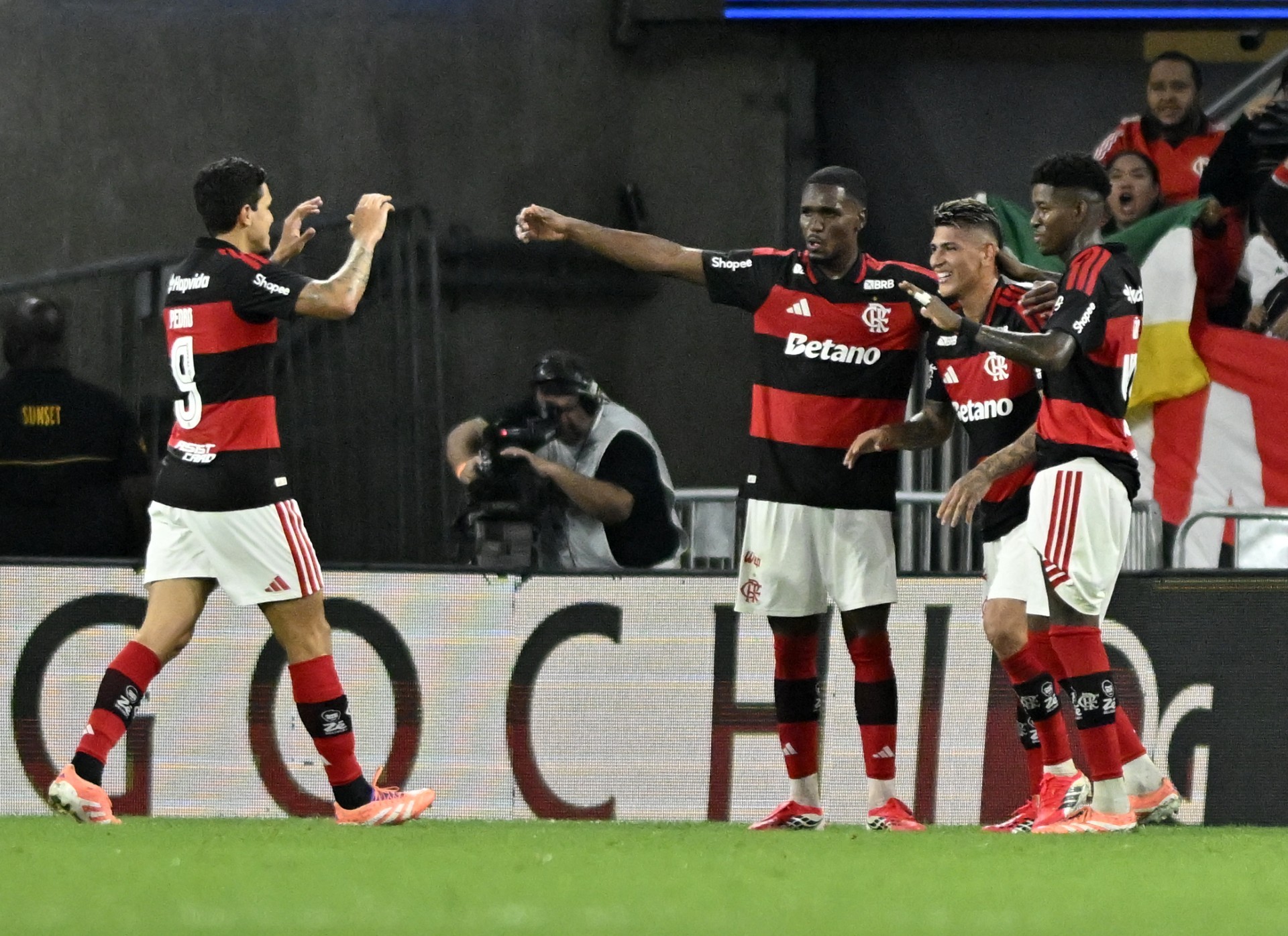 Com pouco treino, Filipe Luís estreia e Flamengo domina o Vasco no Maracanã
