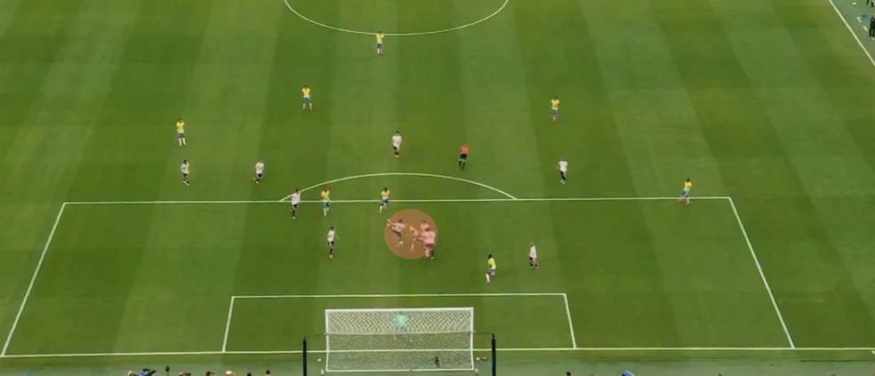 Cabeçada de Bruno pressionando goleiro japonês