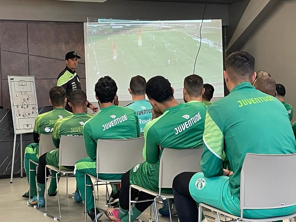 Preleção de Thiago Carpini durante período no Juventude — Foto: Felipe Ruiz