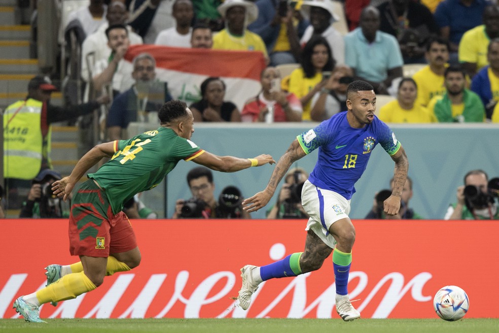Alex Telles sai chorando de Brasil x Camarões após choque com adversário, seleção brasileira