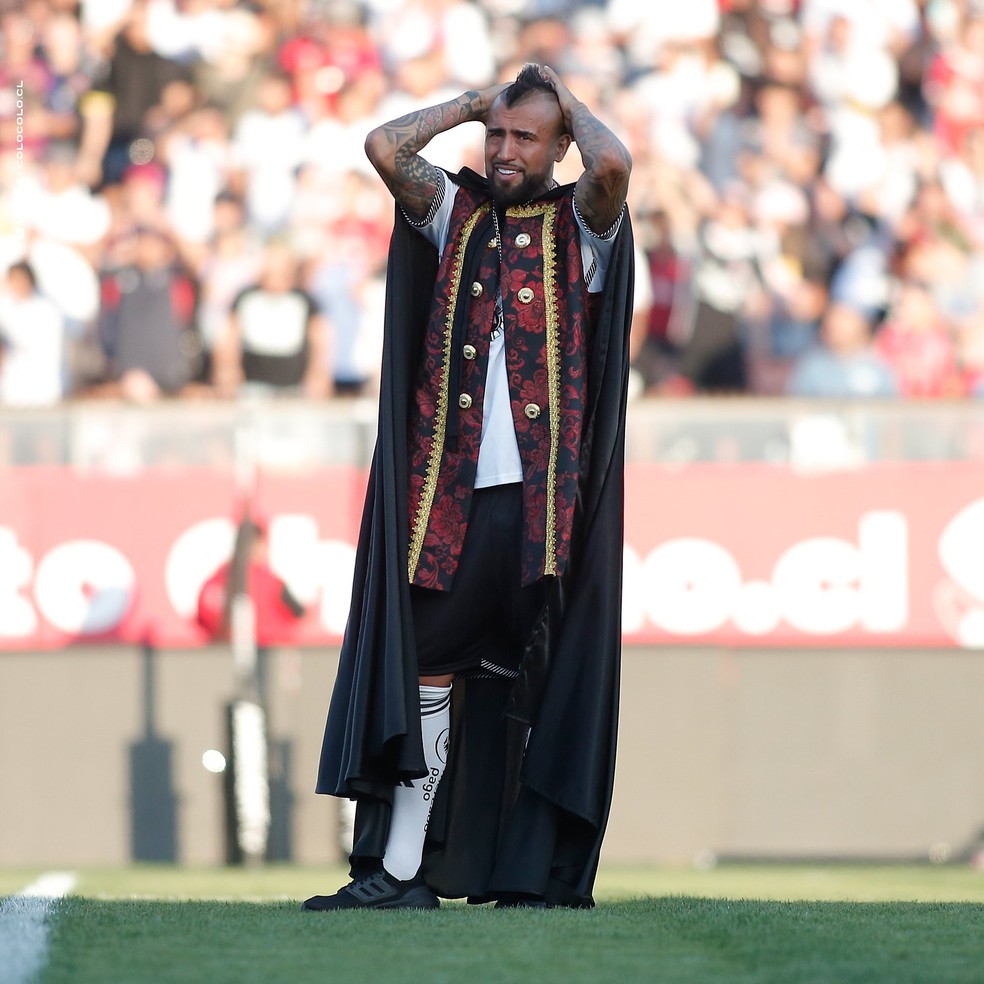 Vidal emocionado em sua apresenta&ccedil;&atilde;o ao Colo-Colo &mdash; Foto: Reprodu&ccedil;&atilde;o/X
