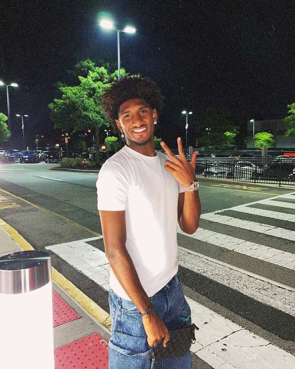 Talles Magno chega ao Brasil para exames e assinar contrato com Corinthians