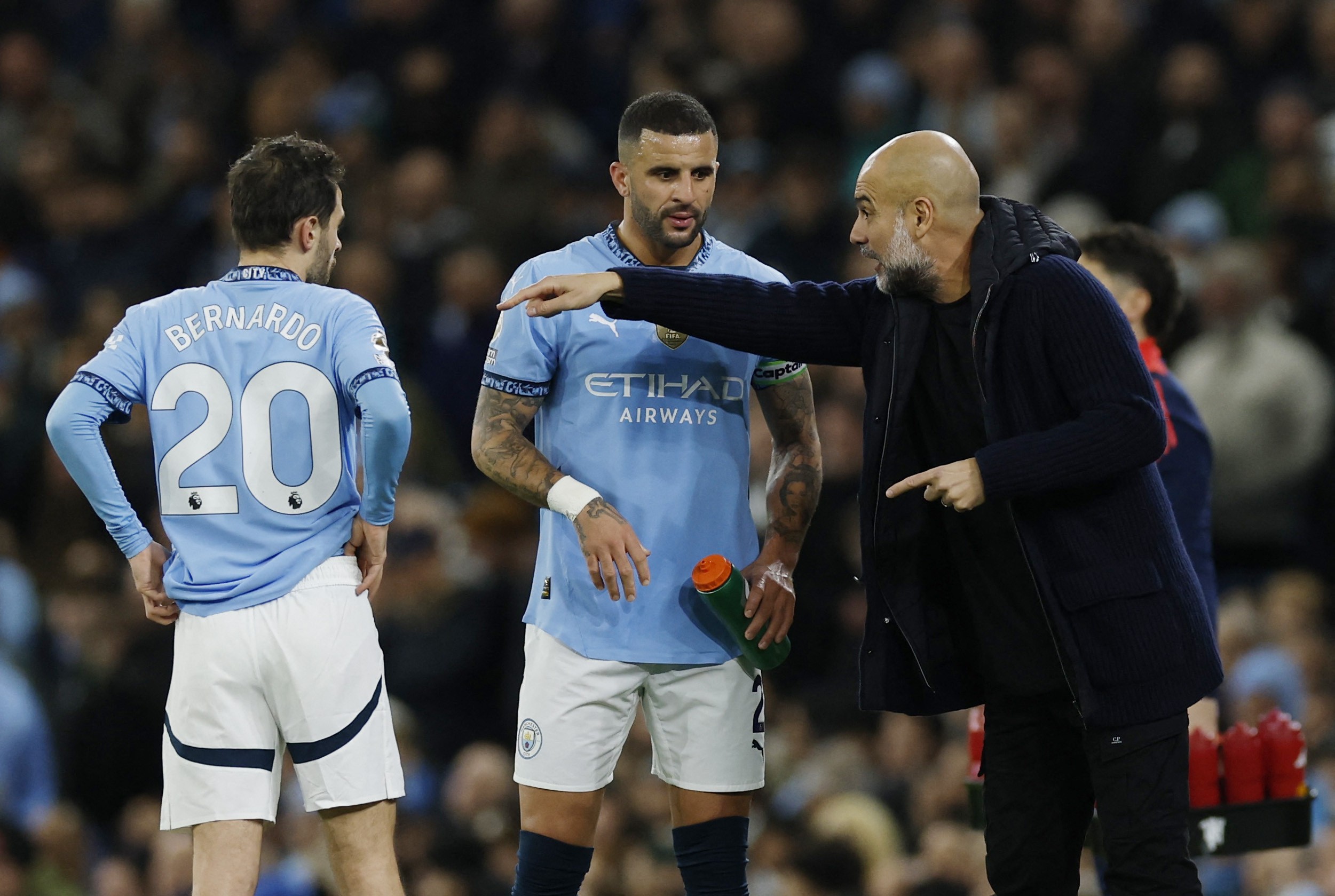Guardiola se emociona após discussão com Kyle Walker em documentário do Manchester City
