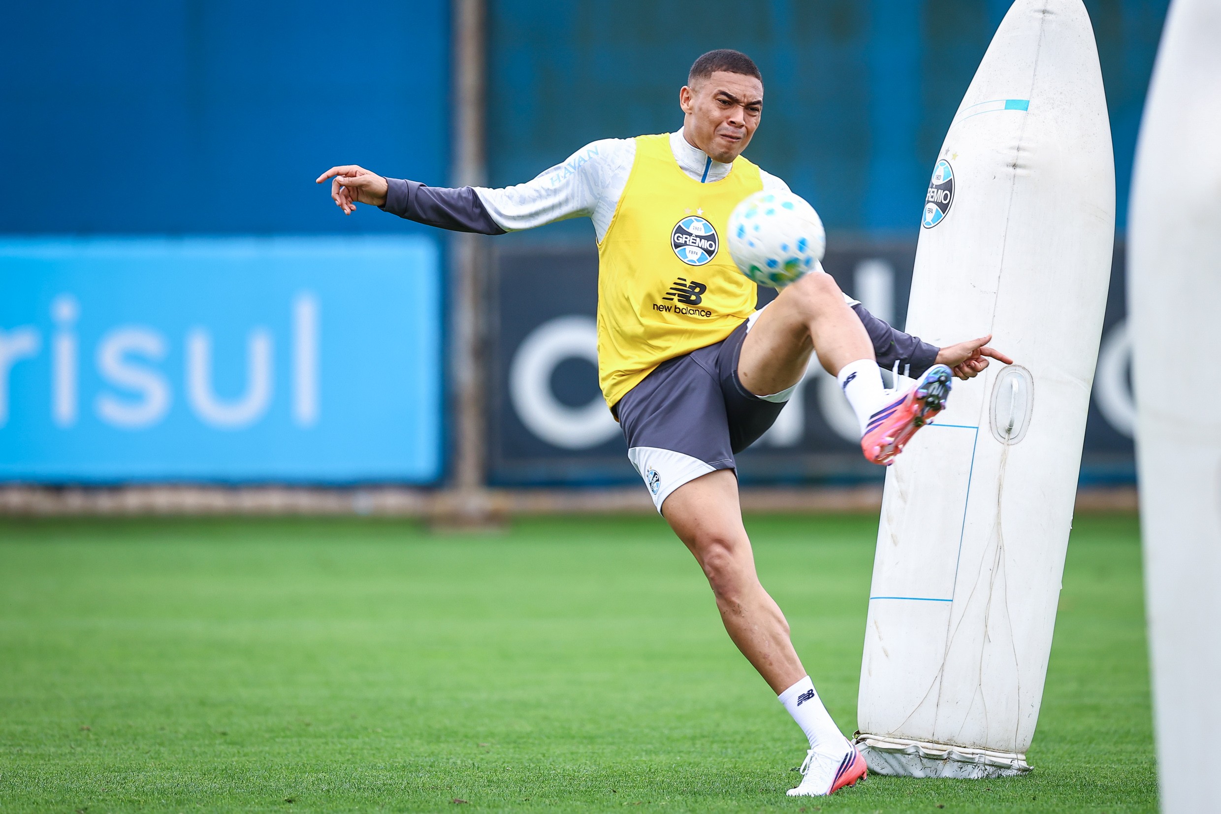 Escalação do Grêmio: Carlos Vinicius e Luís Castro voltam, e Marlon deve ficar à disposição após 4 meses