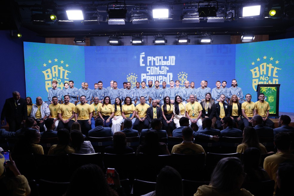 Delega��o brasileira na Copa posa para foto com funcion�rios da CBF � Foto: Rafael Ribeiro / CBF