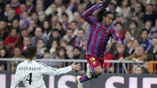 Há 20 anos, Ronaldinho era aplaudido no Bernabéu por show em clássico: "Obra prima de um artista" - Foto: (Getty Images)