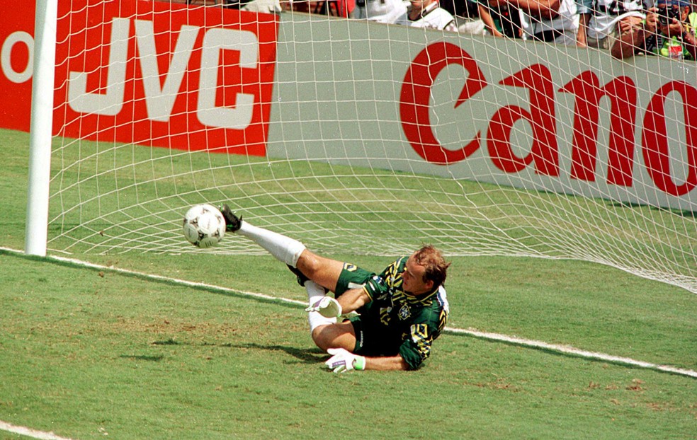 Com a lendária camisa verde, Taffarel defende pênalti de Massaro na final da Copa de 94 — Foto: Masao Goto Filho / Agência Estado