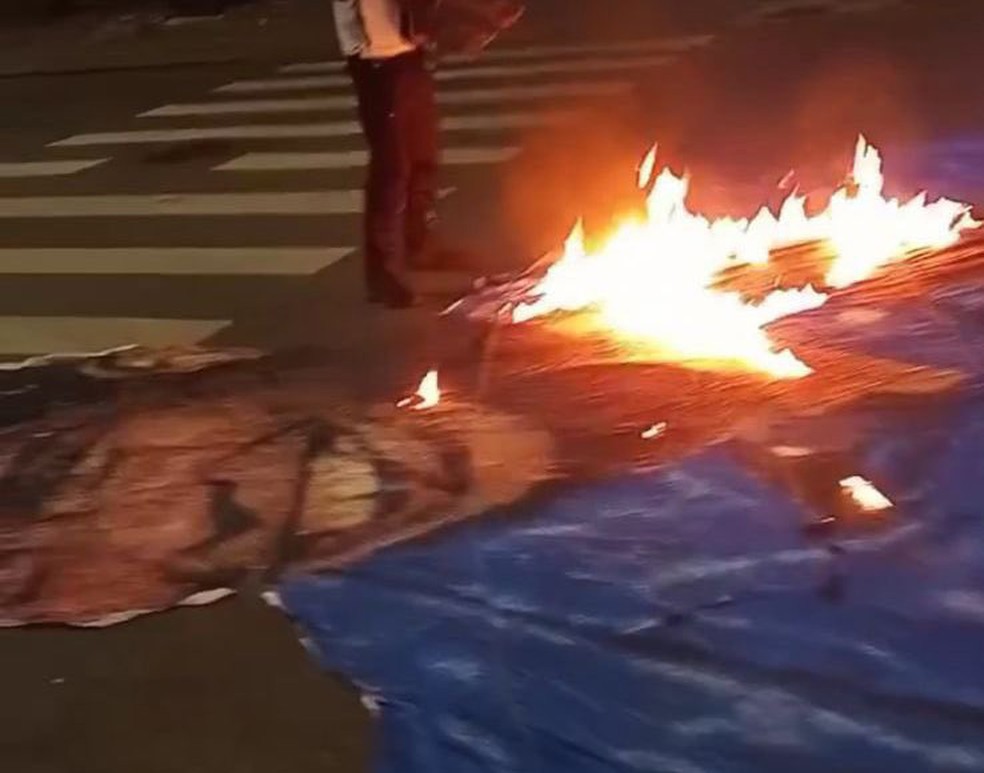 Grupo coloca fogo em bandeirão com imagem de Ronaldo, gestor da SAF do Cruzeiro — Foto: Reprodução/redes sociais