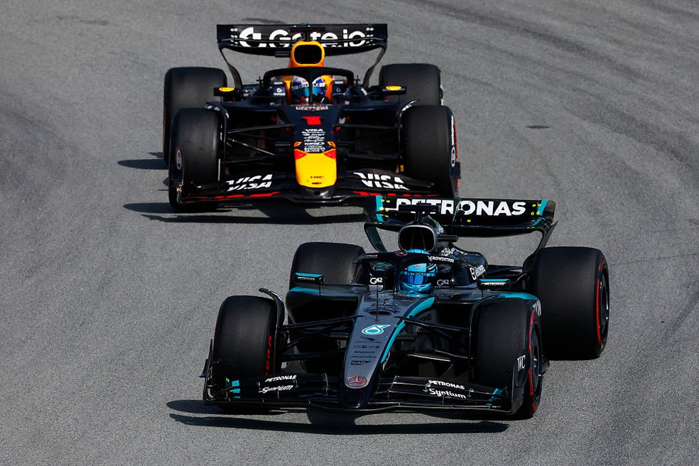 George Russell e Max Verstappen no GP da Espanha de F1 2025 — Foto: Sam Bloxham/LAT Images
