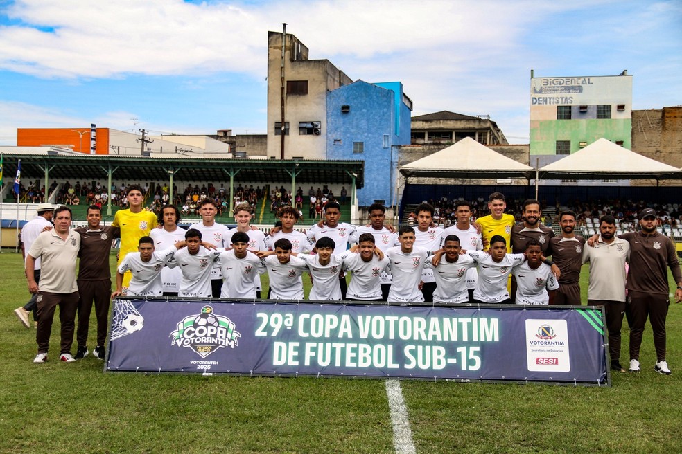 Time do Corinthians posa para a foto, antes da final da Copinha de Votorantim de 2025 — Foto: Matheus Garcia/Prefeitura de Votorantim