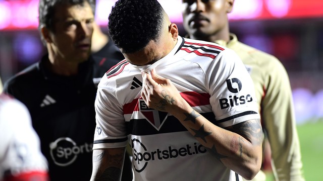 Luciano chora após a eliminação do São Paulo pela LDU