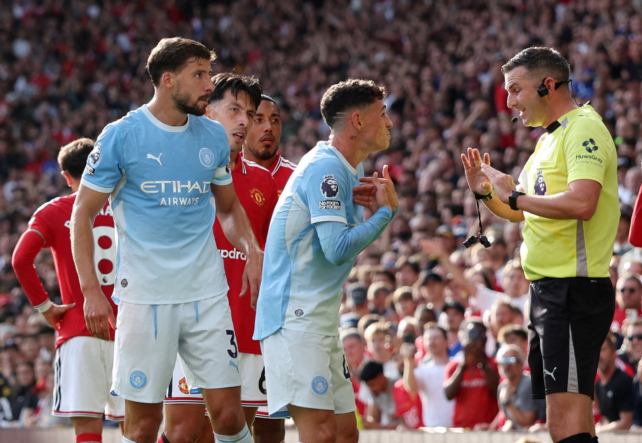 Foden provoca torcida do Manchester United após vitória em clássico; veja