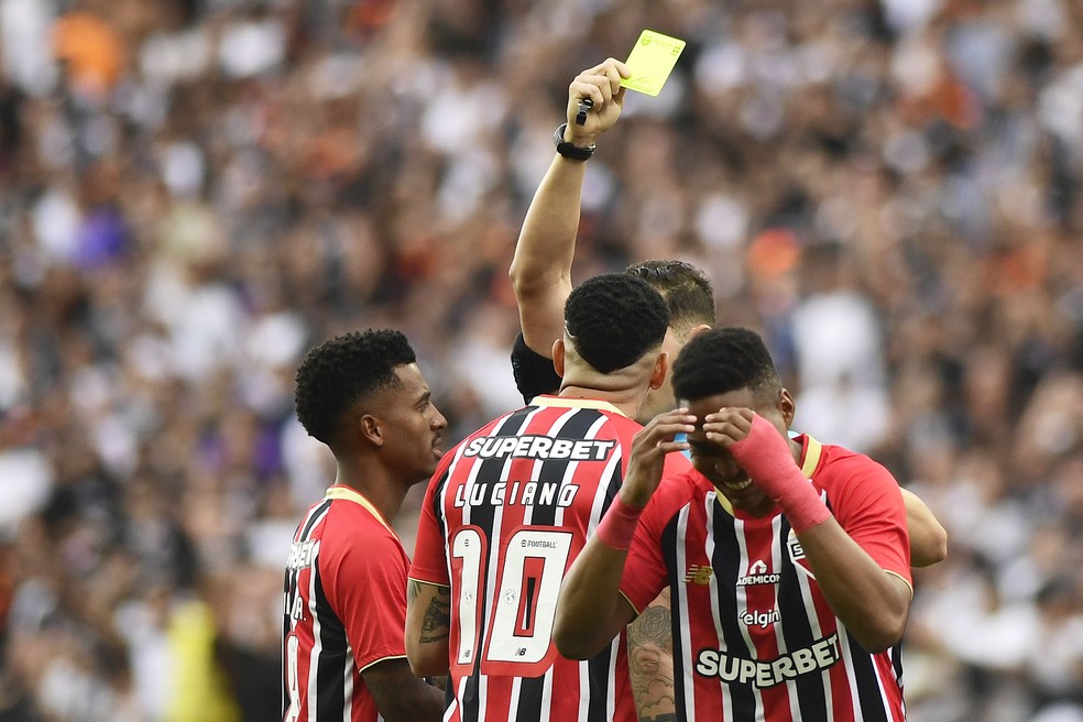 Wendell recebe cartão amarelo em Corinthians x São Paulo — cartões São Paulo