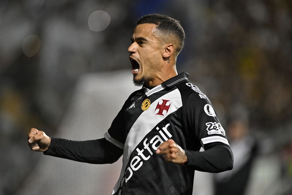 Coutinho comemora gol do Vasco contra o Ceará; Brasileirão 2025 — Foto: André Durão